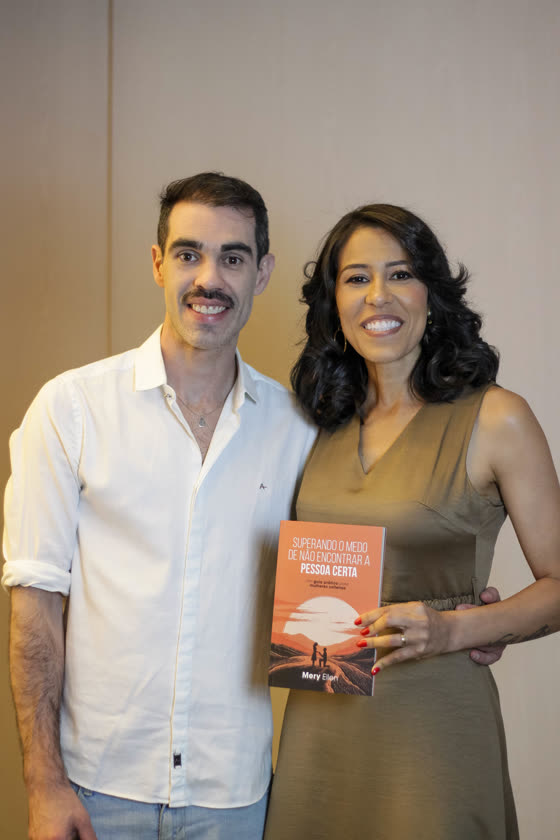Leitor com o livro no lançamento