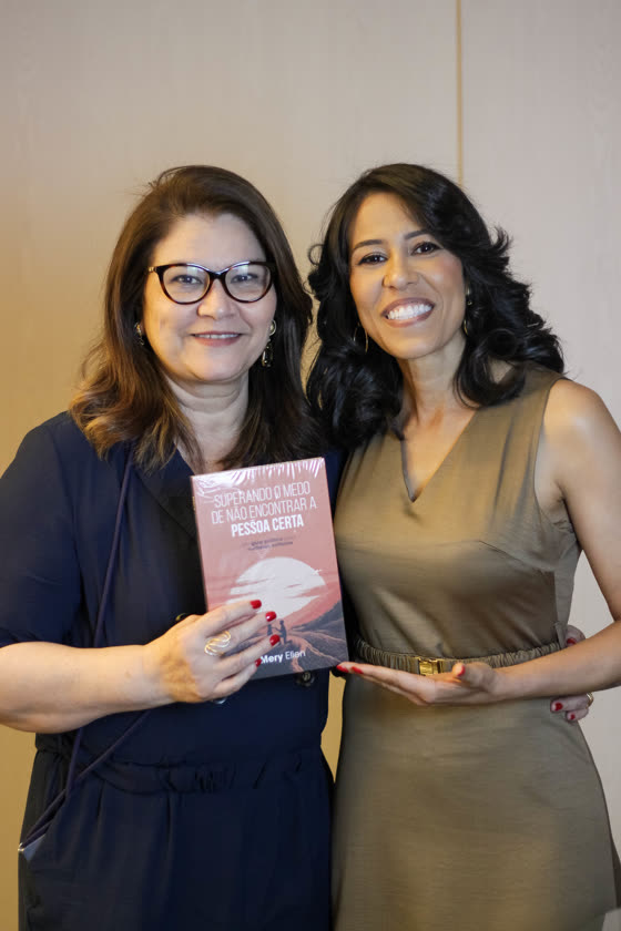 Leitora com o livro no lançamento