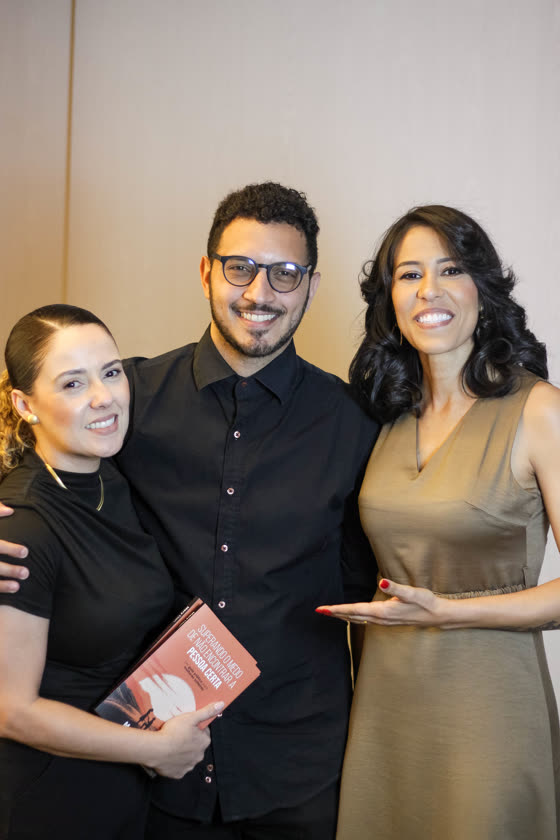 Casal com o livro no lançamento