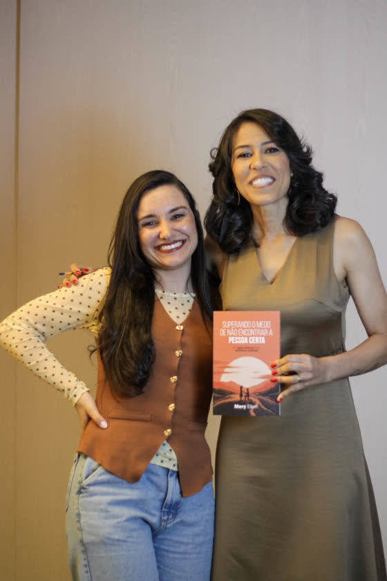 Leitora com o livro no lançamento