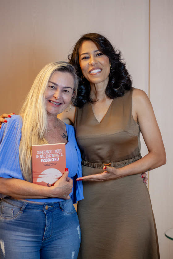 Leitora com o livro no lançamento
