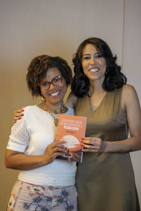 Leitora com o livro no lançamento